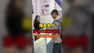 Khách hàng Việt Nam đàm phán mua sản phẩm mài và thái lát bằng miệng