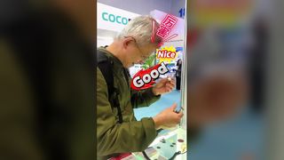 Kỹ thuật viên kỳ cựu bước lên sân khấu và tháo kính đọc sách để đánh giá.